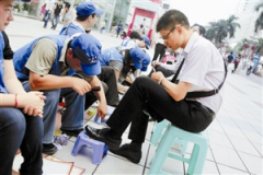 深圳公务员上街为市民提供免费擦鞋服务