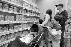 香港奶粉限购令升级 海关称婴幼儿米粉也限购