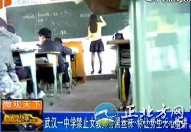 爆乳教师从一个男学生身旁走过,男学生不知道是不是受了诱惑,难抵性欲,竟然在教室“打飞机”,动作非常猛料,就连桌子也被摇动了。这时,女教师竟然转过脸来,还摆出翘臀挺胸的诱惑姿势,令人血脉喷张。男学生看了之后,更加激情了,“打飞机”的动作更加猛烈了。
