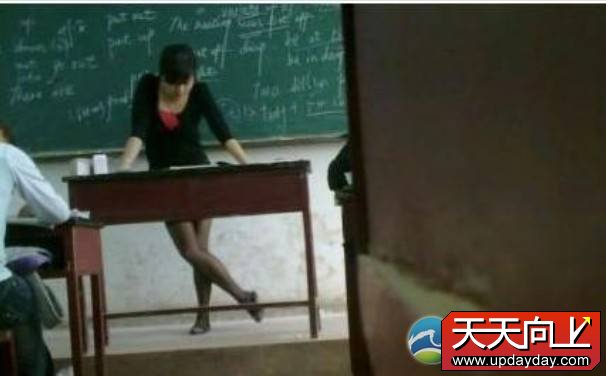 近日,网上流传一段“黑丝丝教师”爆乳翘臀上课激情视频,引起网友极大关注。从视频看,这个黑丝丝教师穿着白色衬衣黑色裙子,衬衣纽扣似乎已被她的巨乳撑破,所以黑丝丝教师似乎并不知道自己是爆乳亮镜。不过,教师爆乳上课并不是高潮所在,最精彩的就在后面。