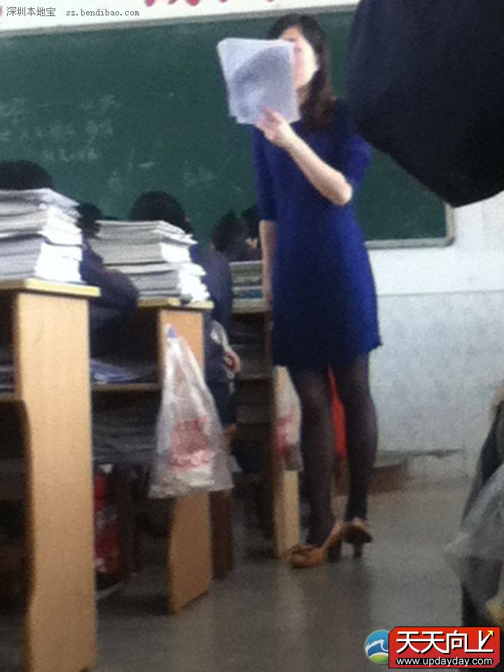 随后,黑丝丝教师继续爆乳诱惑上课,而男学生继续“打飞机”,其中教室有一名女学生看到有人“打飞机”,似乎非常尴尬,另外一名男学生扔东西过来,提醒“打飞机”的学生停止猥琐动作,可是男生并没有理睬。而是继续打打打打打......